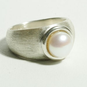 Pearl ring silver size. 54