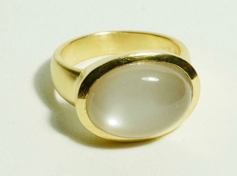 Moonstone ring gold oval