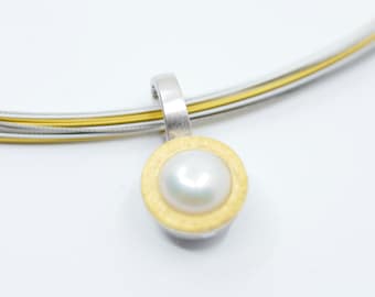 Pearl necklace modern