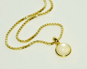 Moonstone pendant gold round