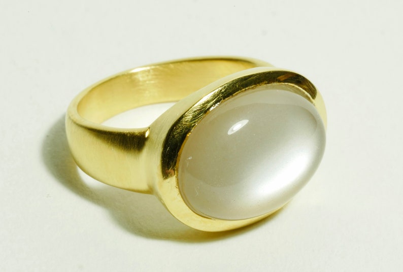 Moonstone ring gold oval