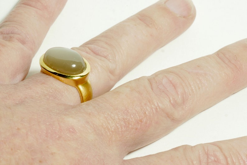 Moonstone ring gold oval