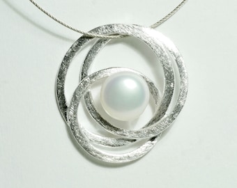 Silver pendant with pearl with choker