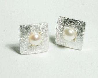 Pearl earrings silver square