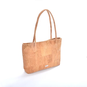 Natürlicher Kork 100% Shopper, veganes Leder, umweltfreundlich, Frühlingsgarderobe, moderne Frau, Alltags-Look, einzigartiges Outfit