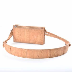 Pequeño y práctico bolso de mano de corcho, práctico bolso de hombro vegano, sostenible, elegante en el espíritu de la moda lenta.