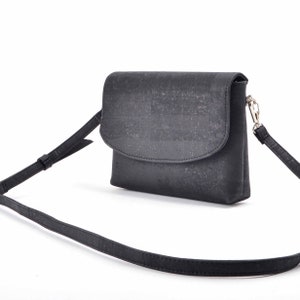 Veganes Korkleder, vegane Klappentasche, nachhaltige Frauentasche, wasserfeste vegane Korktasche, schwarze Korktasche