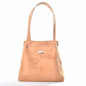 Stilvolle vegane Handtasche, umweltfreundliche vegane Korktasche mit Griffen, moderne Frau, tierversuchsfreies Outfit, nachhaltige Vintage-Garderobe