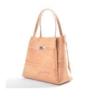 Vegane Handtasche aus Korkleder, umweltfreundliche vegane Korktasche mit Griffen, moderne Frau, tierversuchsfreies Outfit, nachhaltige Vintage-Garderobe