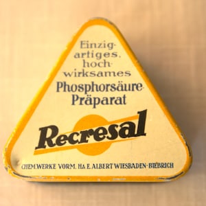 triangular vintage tin can Recresal