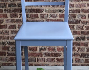 klassieke vintage keukenstoel lavendelblauw