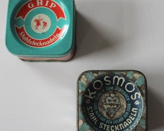 2 eckige Vintage Blechdosen Stahlstecknadeln Grip Kosmos