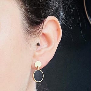 Pendientes // Pendientes colgantes redondos negros, acabado mate sencillo // Pendientes de disco // Hipoalergénicos // Acero inoxidable, oro de 24k imagen 8