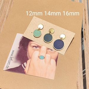 Puede incluir: Tres pares de pendientes con c&iacute;rculos de diferentes tama&ntilde;os. Los c&iacute;rculos son verdes, azul oscuro y azul marino. Los pendientes miden 12 mm, 14 mm y 16 mm. El texto "www.lefu.xs.de" es visible en la imagen.