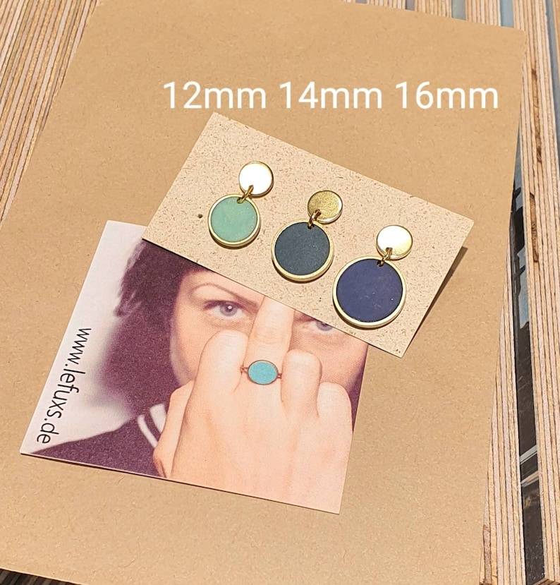 Puede incluir: Tres pares de pendientes con c&iacute;rculos de diferentes tama&ntilde;os. Los c&iacute;rculos son verdes, azul oscuro y azul marino. Los pendientes miden 12 mm, 14 mm y 16 mm. El texto "www.lefu.xs.de" es visible en la imagen.