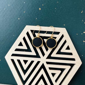 Pendientes // Pendientes colgantes redondos negros, acabado mate sencillo // Pendientes de disco // Hipoalergénicos // Acero inoxidable, oro de 24k imagen 4