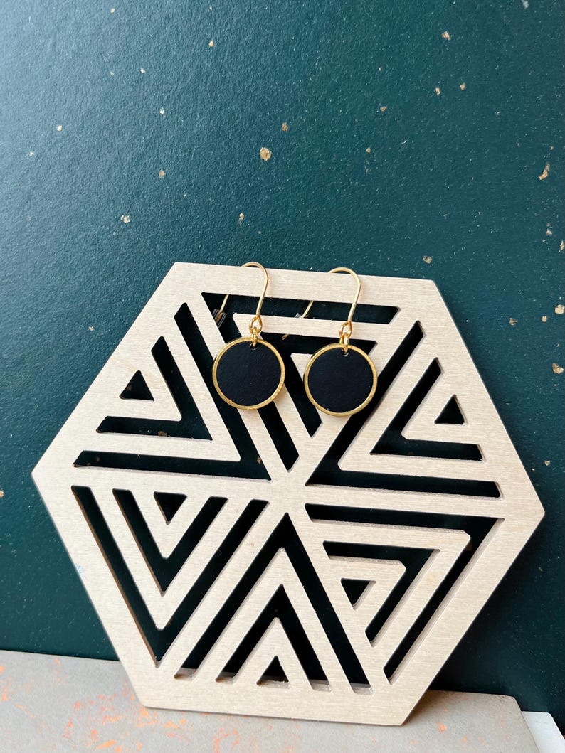 Pendientes // Pendientes colgantes redondos negros, acabado mate sencillo // Pendientes de disco // Hipoalergénicos // Acero inoxidable, oro de 24k imagen 4