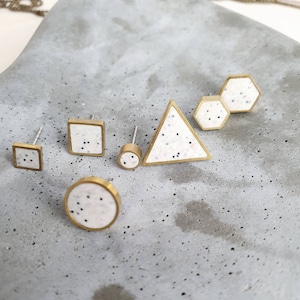 Pendientes de botón blancos con lunares y estampado stracciatella // redondos, circulares, cuadrados, de panal, triangulares