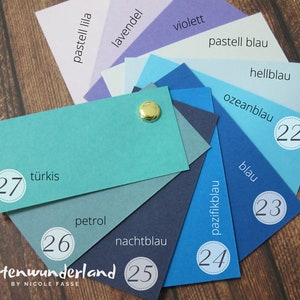 Peut inclure: Un nuancier de 10 nuances de bleu diff&eacute;rentes, du bleu clair au bleu fonc&eacute;. Le nuancier est &eacute;tiquet&eacute; avec les noms allemands de chaque couleur, notamment "pastell blau", "hellblau", "ozeanblau", "blau", "pazifikblau", "nachtblau", "petrol", "t&uuml;rkis", "lavendel" et "pastell lila".