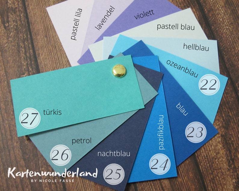 Peut inclure: Un nuancier de 10 nuances de bleu diff&eacute;rentes, du bleu clair au bleu fonc&eacute;. Le nuancier est &eacute;tiquet&eacute; avec les noms allemands de chaque couleur, notamment "pastell blau", "hellblau", "ozeanblau", "blau", "pazifikblau", "nachtblau", "petrol", "t&uuml;rkis", "lavendel" et "pastell lila".
