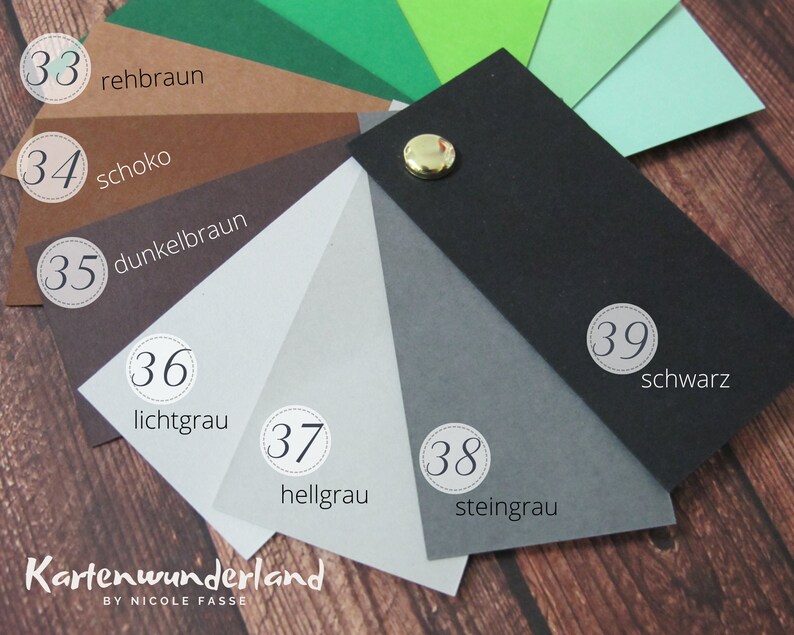 Peut inclure: Un nuancier de 10 teintes diff&eacute;rentes de brun, gris et noir. Les couleurs sont &eacute;tiquet&eacute;es avec des num&eacute;ros et des mots allemands. Le nuancier est en papier et comporte un bouton dor&eacute; au centre.