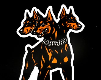 Könnte beinhalten: Eine Illustration eines schwarzen und orangefarbenen dreiköpfigen Hundes mit einem Nietenhalsband. Der Hund steht auf allen vieren und blickt mit seinen Köpfen nach vorne.