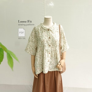 Peut inclure: Un chemisier ample à col claudine, manches courtes et boutonnage sur le devant, en tissu crème clair avec un petit motif floral vert et marron. Le texte sur l'image indique : Loose Fit sewing pattern, PDF, XXS-5XL.
