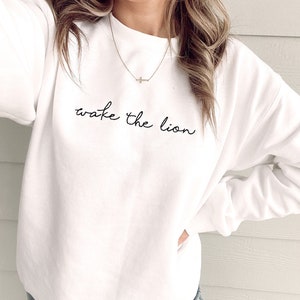 Wake The Lion besticktes Sweatshirt | Gesticktes christliches Sweatshirt | Gesticktes Wake The Lion Christian Sweatshirt | Damen Sweatshirt