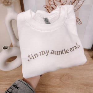 Embroidered In My Auntie Era Crewneck || Minimal Crewneck || aunt Sweatshirt || Trendy Aunt Apparel || New Auntie || Aunt Pullover