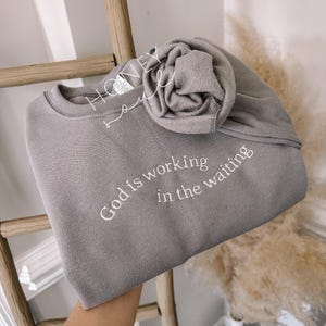 Dieu brodé travaille dans le sweatshirt en attente || Sweat-shirt chrétien brodé || Vêtements chrétiens || Sweat douillet