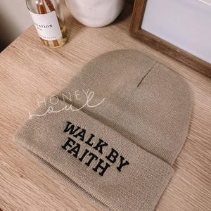 Bestickte Walk by Faith Mütze || Faith Bestickte Mütze || bestickt Herbst Mütze || Christliche Strickmütze || Christliche Mütze
