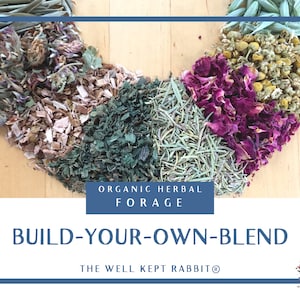 Peut inclure: Gros plan sur une variété d'herbes séchées, notamment du trèfle, des pétales de rose, de la camomille et du romarin. Les herbes sont disposées en demi-cercle sur une surface en bois. Le texte "Organic Herbal Forage Build-Your-Own-Blend The Well Kept Rabbit®" est affiché sur un fond bleu.