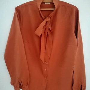 Annapatat- Vintage - Classic -1970&#39;s - Tie Neck - Button front - Blouse - Daywear - Retro - Chic - Copper colour - Fabric - Size 12