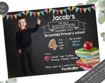 Puede incluir: Un cartel de pizarra con una foto de un niño, decorado con banderas de colores. El cartel dice "Jacob's first day in Reception September 2023 Brickfield Primary School". También incluye detalles sobre la edad del niño, su color favorito y sus aficiones.