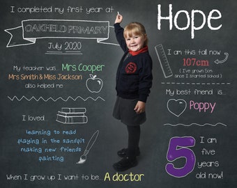 Puede incluir: Una pizarra con una foto de una niña con uniforme escolar. La pizarra dice "He completado mi primer año en Oakfield Primary julio 2020". La niña sostiene una regla y apunta a la pizarra. La pizarra también dice "Hope" y "Mido 107 cm ahora (he crecido 5 cm desde que comencé la escuela). Mi mejor amigo es... Poppy. ¡Tengo cinco años!"