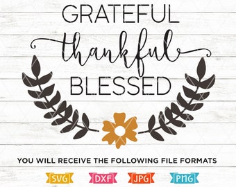 Puede incluir: Un diseño gráfico en blanco y negro con una corona de hojas y una flor en el centro. El texto "Grateful thankful blessed" está escrito en una fuente decorativa.