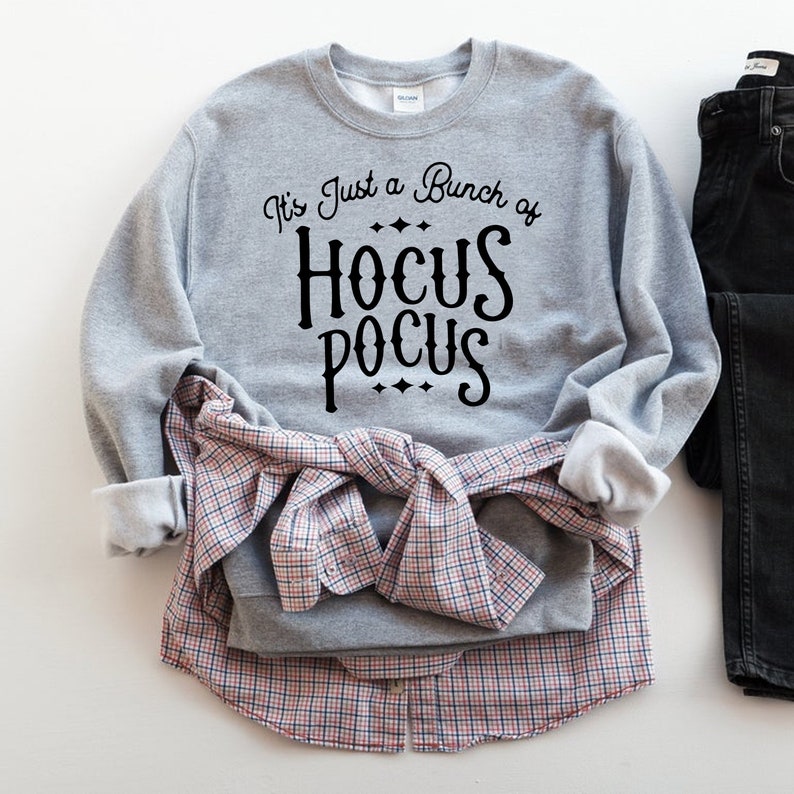 Puede incluir: Sudadera gris con el texto "It's Just a Bunch of Hocus Pocus" en letras negras.