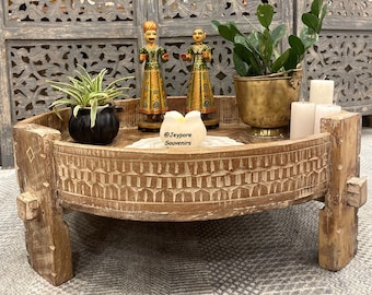 Tavolo Boho Chakki, Decorazione da tavolo smerigliatrice indiana vintage intagliata a mano, tavolino centrale in legno, Finitura invecchiata, tavolino basso in legno intagliato