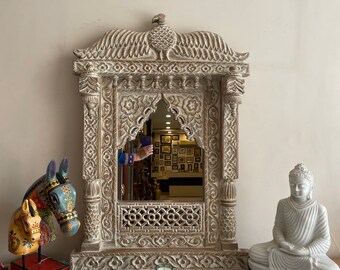 インドの手彫りの木製壁掛けミラー、上部に鷲が描かれたジャロカミラー