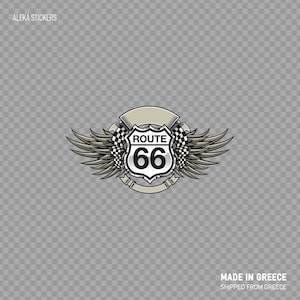 Könnte beinhalten: Ein silbernes und weißes Route 66-Schild mit einem karierten Flaggenmuster und Flügeln. Das Schild hat ein Banner mit der Aufschrift "Route 66" und die Nummer "66" in einem Kreis.