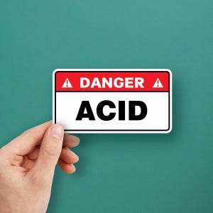 Waarschuwingsteken voor zuur: goed zichtbare vinylveiligheidssticker voor chemische en gevaarlijke omgevingen, veiligheidssticker op industriële werkplek X9XX3
