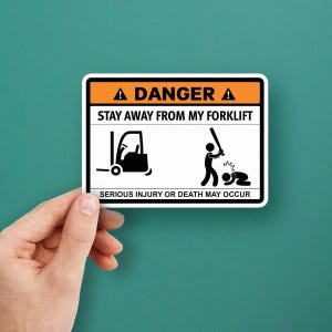 Vinylsticker gevaar heftruckwaarschuwing – humoristische en opvallende waarschuwingssticker voor vorkheftrucks, magazijnen en veiligheidszones, superduurzaam XR579