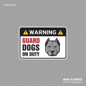 Op de afbeelding: Een wit waarschuwingsbord met een zwarte rand en een geel uitroepteken. Het bord staat "WARNING GUARD DOGS ON DUTY" in rood en zwarte tekst. Een grijs pit bull-hondhoofd bevindt zich in het midden van het bord.