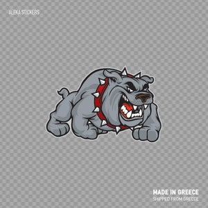Op de afbeelding: Een grijs bulldog-cartoonfiguur met een rode, puntige halsband, grommend met zijn bek open, zijn tanden zichtbaar. De bulldog bevindt zich in een rennende pose met zijn voorpoten omhoog.