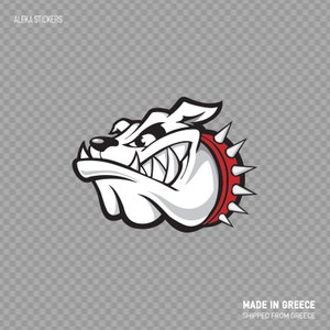 Op de afbeelding: Witte bulldog cartoon sticker met een rode, met spikes bezette halsband. De bulldog heeft een woeste uitdrukking met getoonde tanden. De sticker is gemaakt in Griekenland en wordt vanuit Griekenland verzonden.