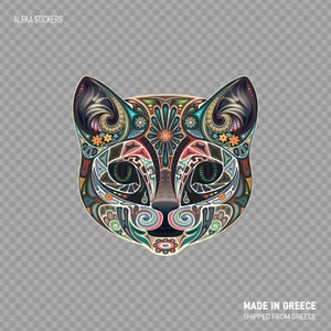 Può includere: Adesivo con la faccia di un gatto colorato con motivi intricati e dettagli floreali. L'adesivo è realizzato in Grecia e spedito dalla Grecia.