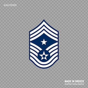 Può includere: Un adesivo di distintivo di grado militare blu e bianco con cinque strisce bianche e due stelle bianche. L'adesivo è per un sergente maggiore capo dell'aeronautica militare degli Stati Uniti.