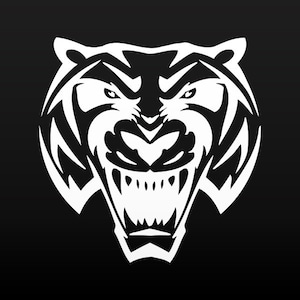 Può includere: Un'illustrazione in bianco e nero di un viso di tigre con un'espressione feroce. La bocca del tigre è aperta, mostrando denti affilati. L'illustrazione è stilizzata e ha un design grafico audace.