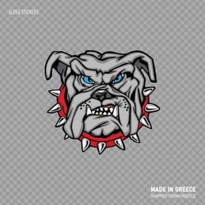 Op de afbeelding: Een cartoonillustratie van een grijze bulldog met een rode halsband en zilveren spikes. De bulldog heeft blauwe ogen en een woeste uitdrukking.