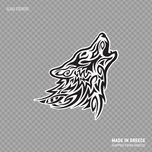 Puede incluir: Adhesivo en blanco y negro con la cabeza de un lobo aullando con un intrincado diseño tribal. El adhesivo tiene un borde blanco y está sobre un fondo transparente. El texto "ALEKA STICKERS" está en la parte superior.